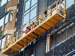  Рабочий люльки, находящийся на подъёмнике (вышке)